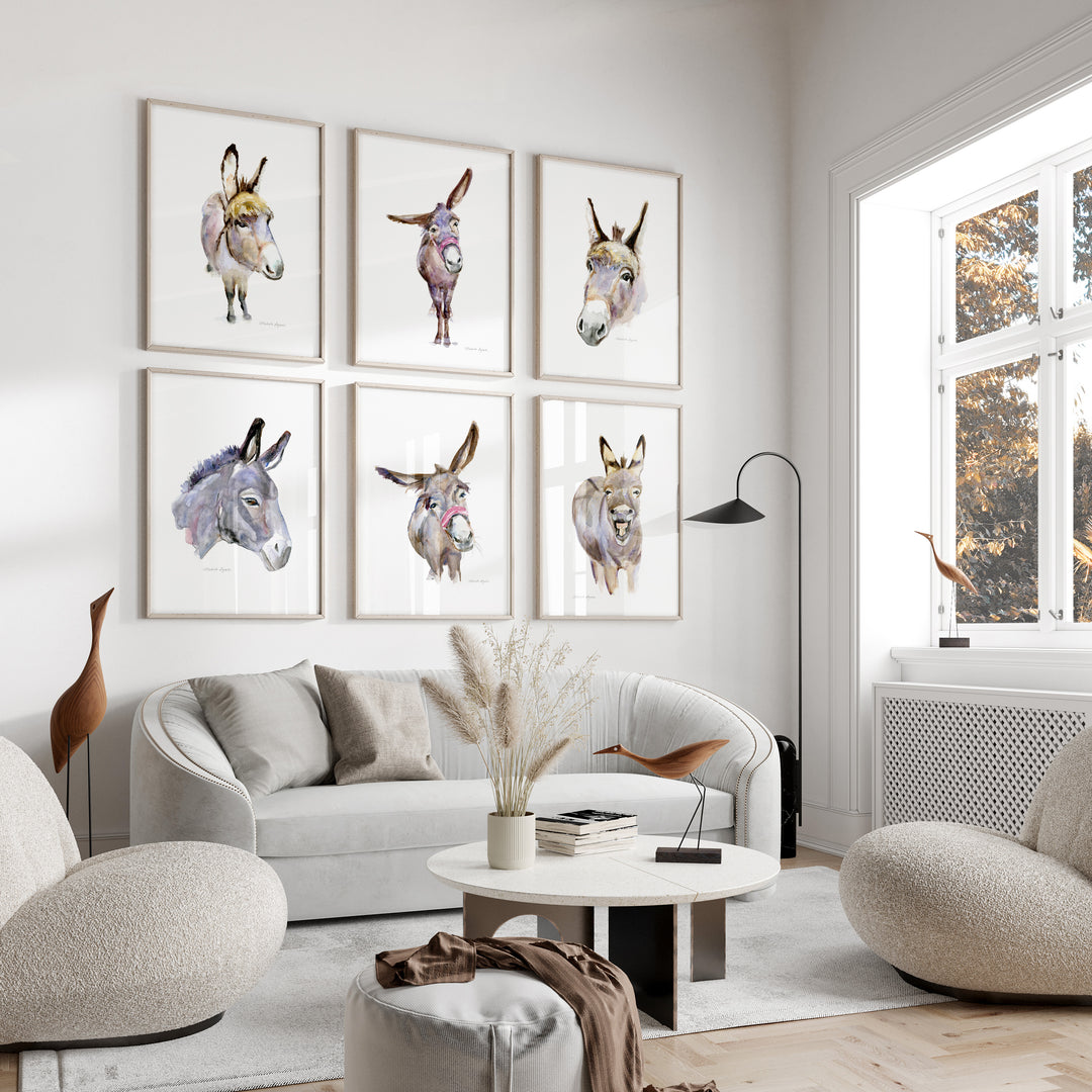 Modern interieur met grote ezel fine art prints in lijsten aan de muur