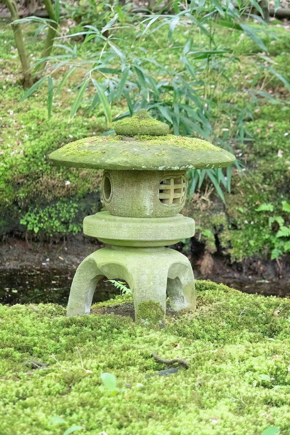 Stenen lantaarn in de Japanse tuin Den Haag