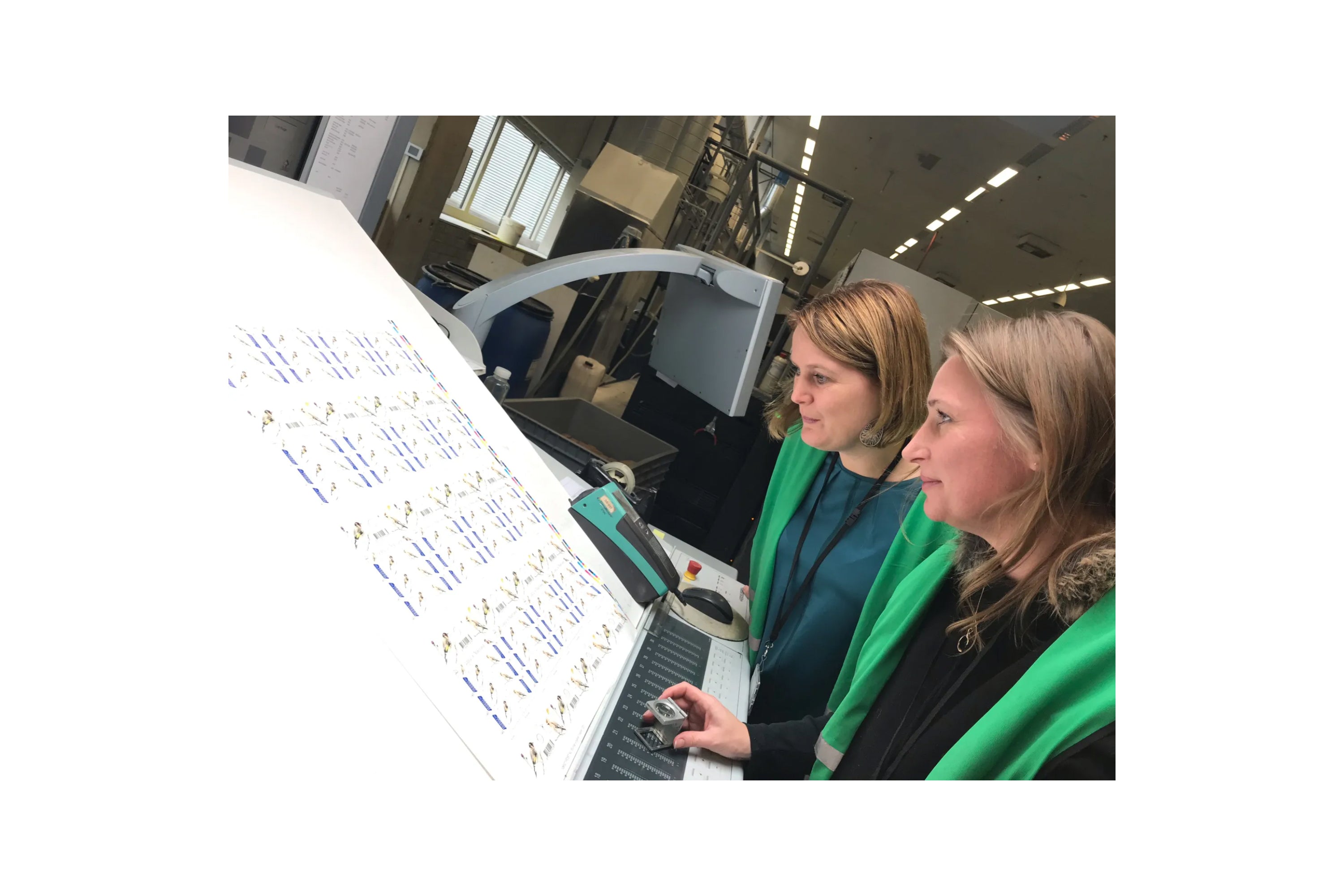 Michelle Dujardin en Yvonne Warmendam controleren postzegels bij Johan Enschede