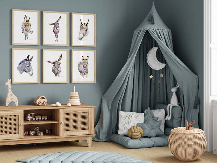 Kinderkamer met 6 ezel prints aan de muur van Michelle Dujardin