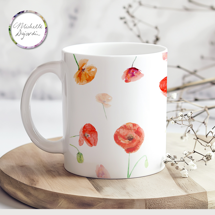 Keramische mok met rode klaprozen