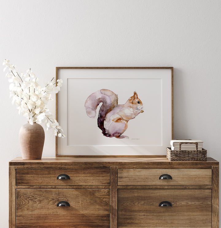 Eekhoorn schilderij in houten lijst op houten kastje