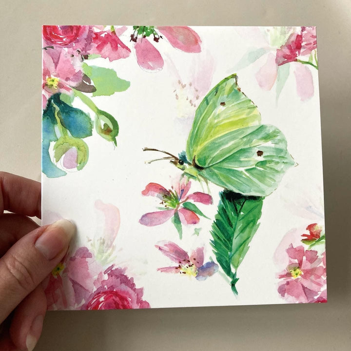 Wenskaart met groene vlinder en roze bloemen van Michelle Dujardin