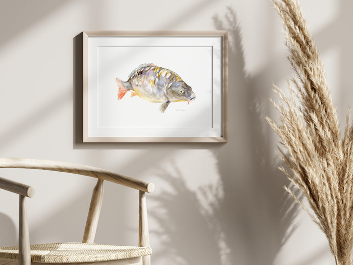 Aquarel schilderij van een karper in houten lijst in naturel bohemian interieur