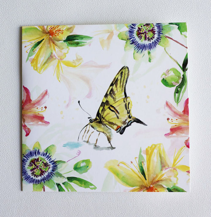 Gele vlinder en passiebloemen kaart van Michelle Dujardin