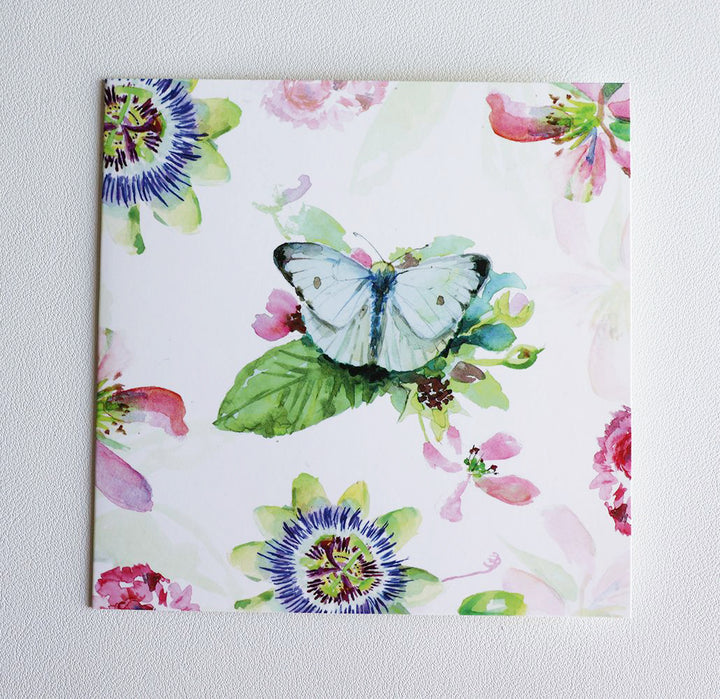 Wenskaart met passiebloemen en witte vlinder