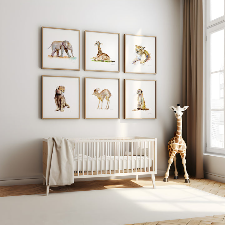 Babtkamer met giraffe knuffel en Afrikaanse dieren prints aan de muur