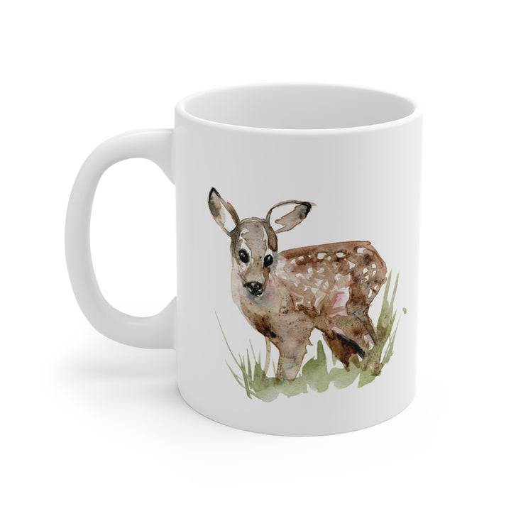 Witte mok met reekalf op witte achtergrond