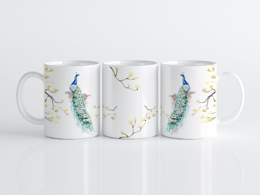 Witte drinkbeker met pauw illustraties op witte achtergond