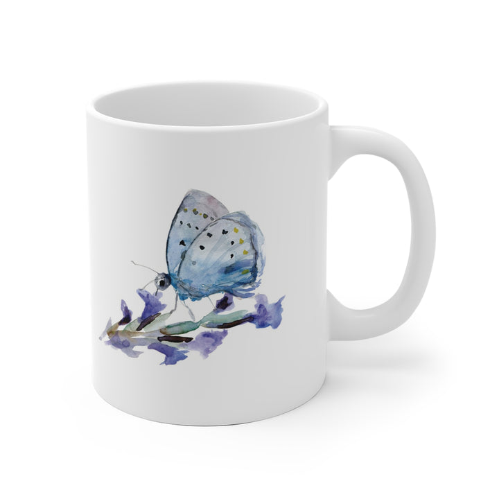 witte mok met blauwe vlinder op witte achtergond