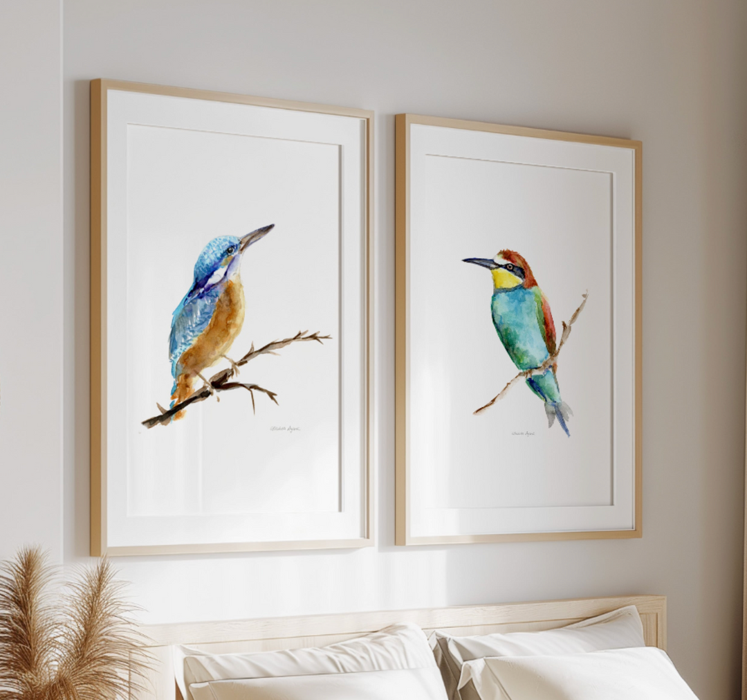 Twee tropische vogel schilderijen in lijst boven een bed