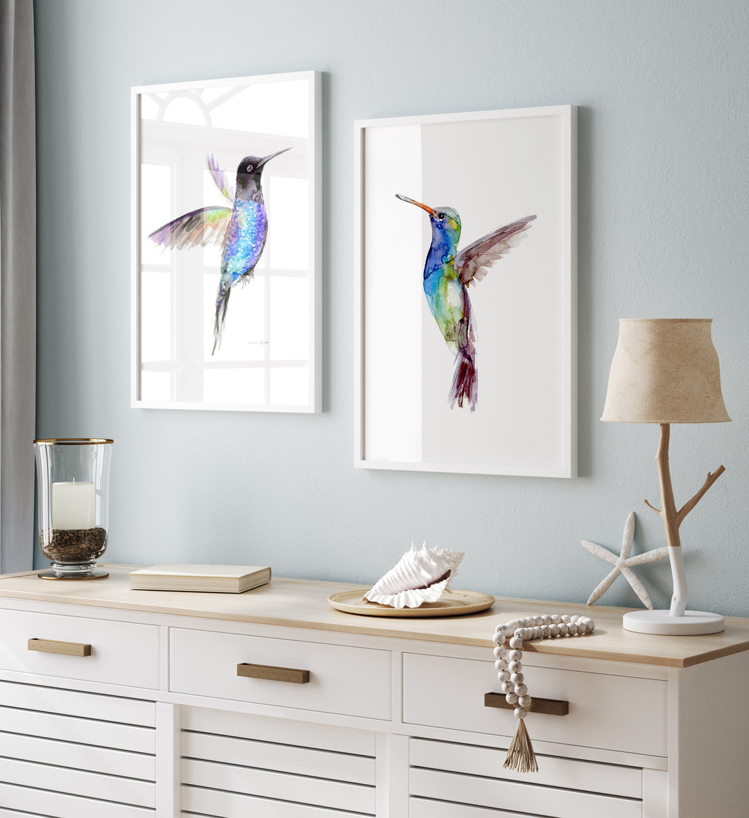 Interieur met witte meubels en blauwe vogels prints ingelijst aan de muur