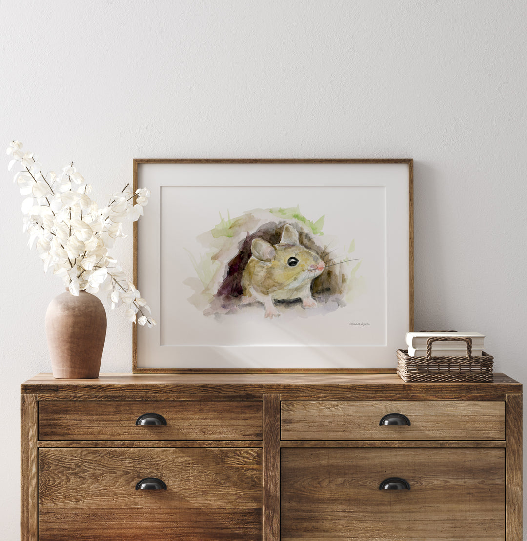 Kunstprint van een bosmuis in een houten lijstje.