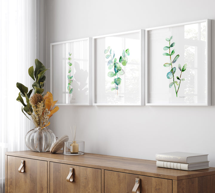 Set van 3 Eucalyptus prints boven houten kast van Michelle Dujardin