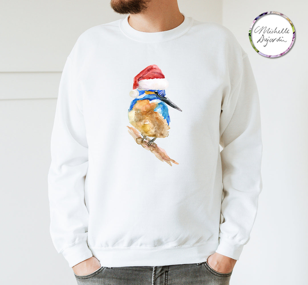 Man draagt witte trui met blauwe ijsvogel met kerstmuts op de borst