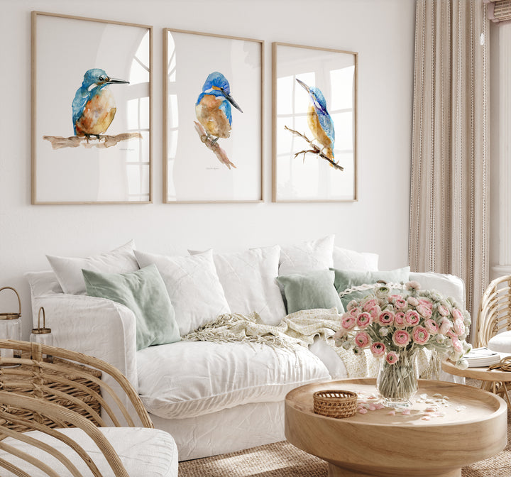 Romantisch interieur met set van 3 ijsvogel kunst prints aan de muur