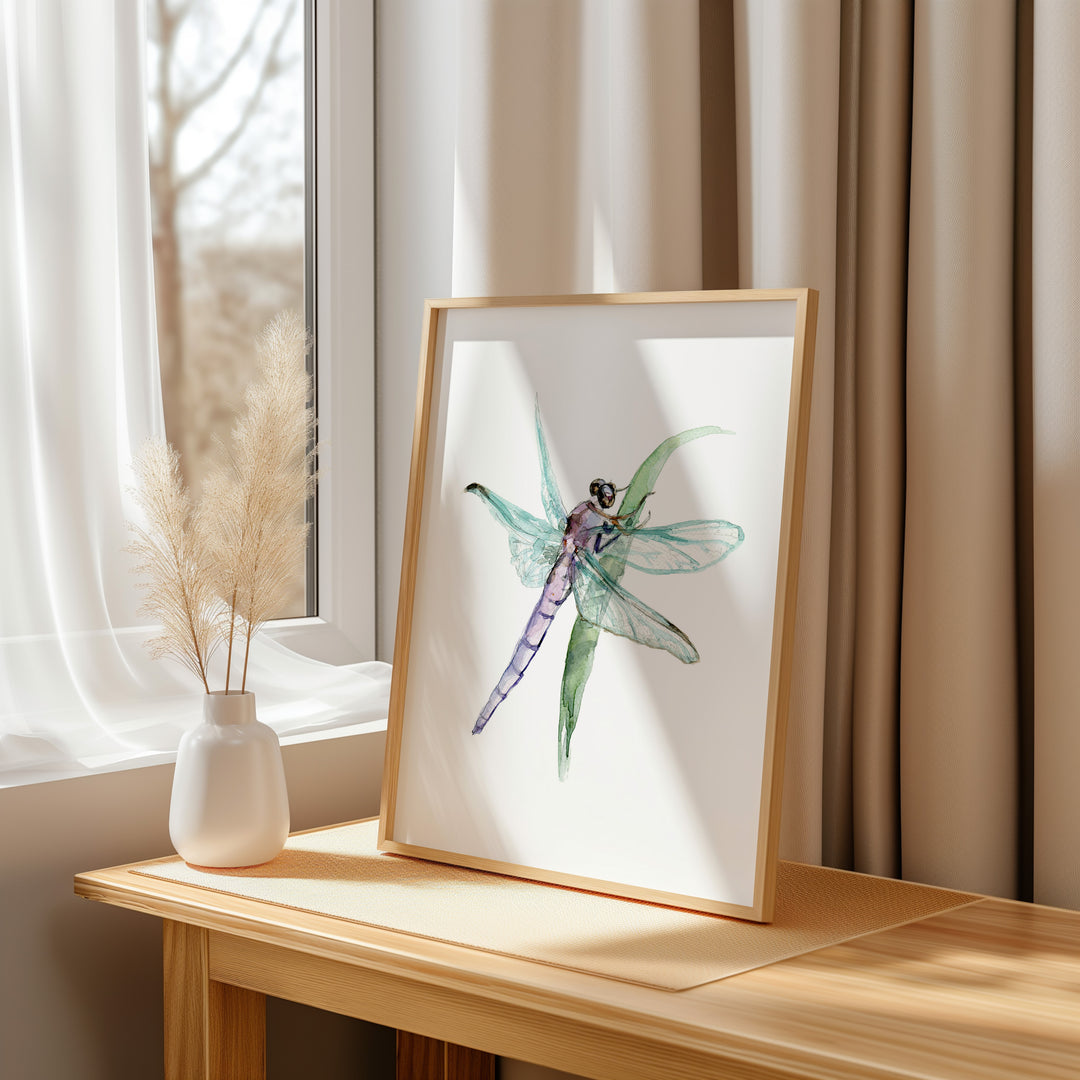 ingelijste poster van een libelle bij het raam