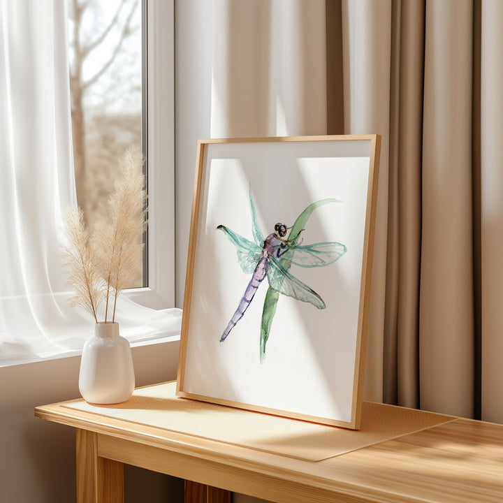 ingelijste poster van een libelle bij het raam