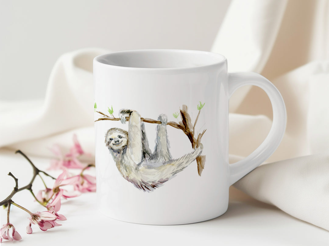 Witte mok met luiaard illustratie en bloemen op tafel