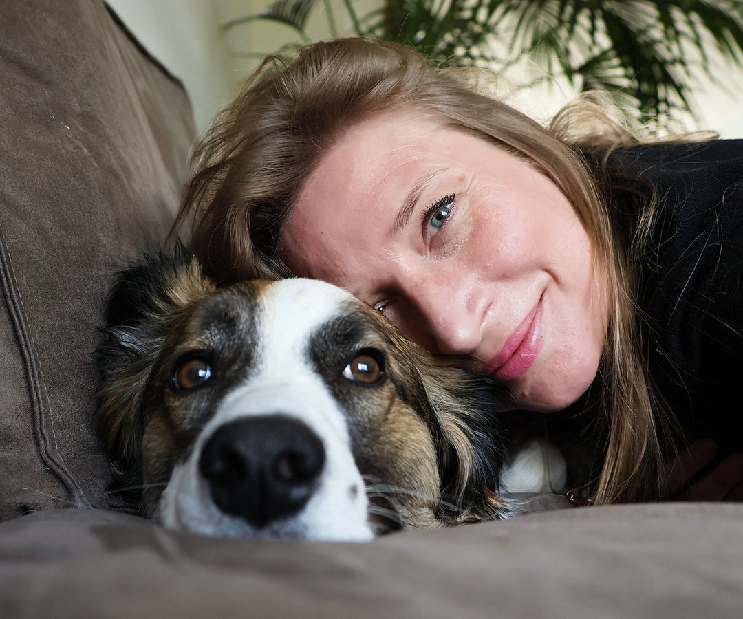 Portret foto van Michelle Dujardin en haar Bulgaarse straathond Bodhi