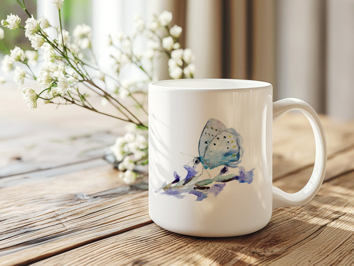 Witte mok met vlinder aquarel illustratie op tafel met decoratie