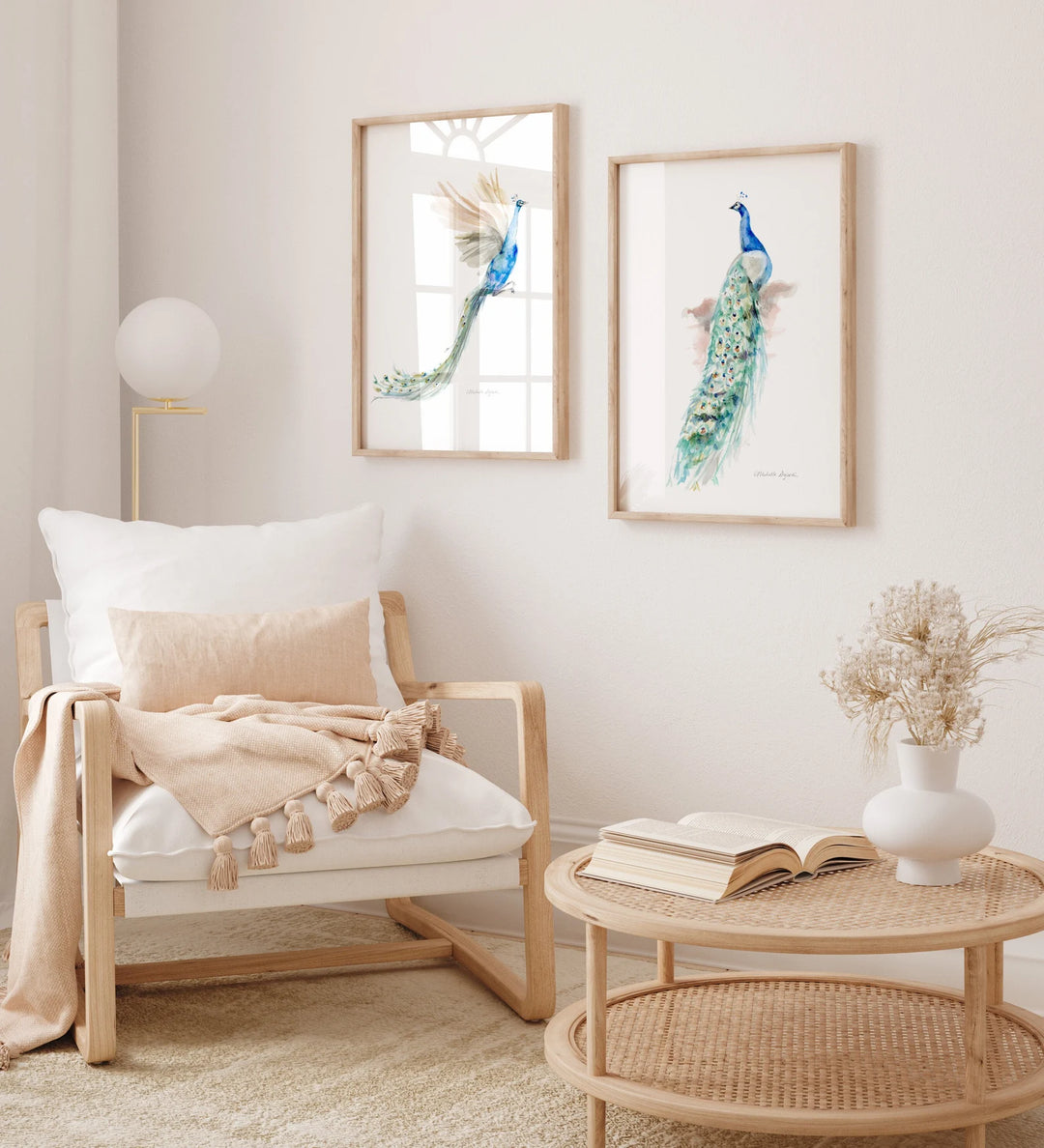 Woonkamer met twee prints aan de muur van pauwen