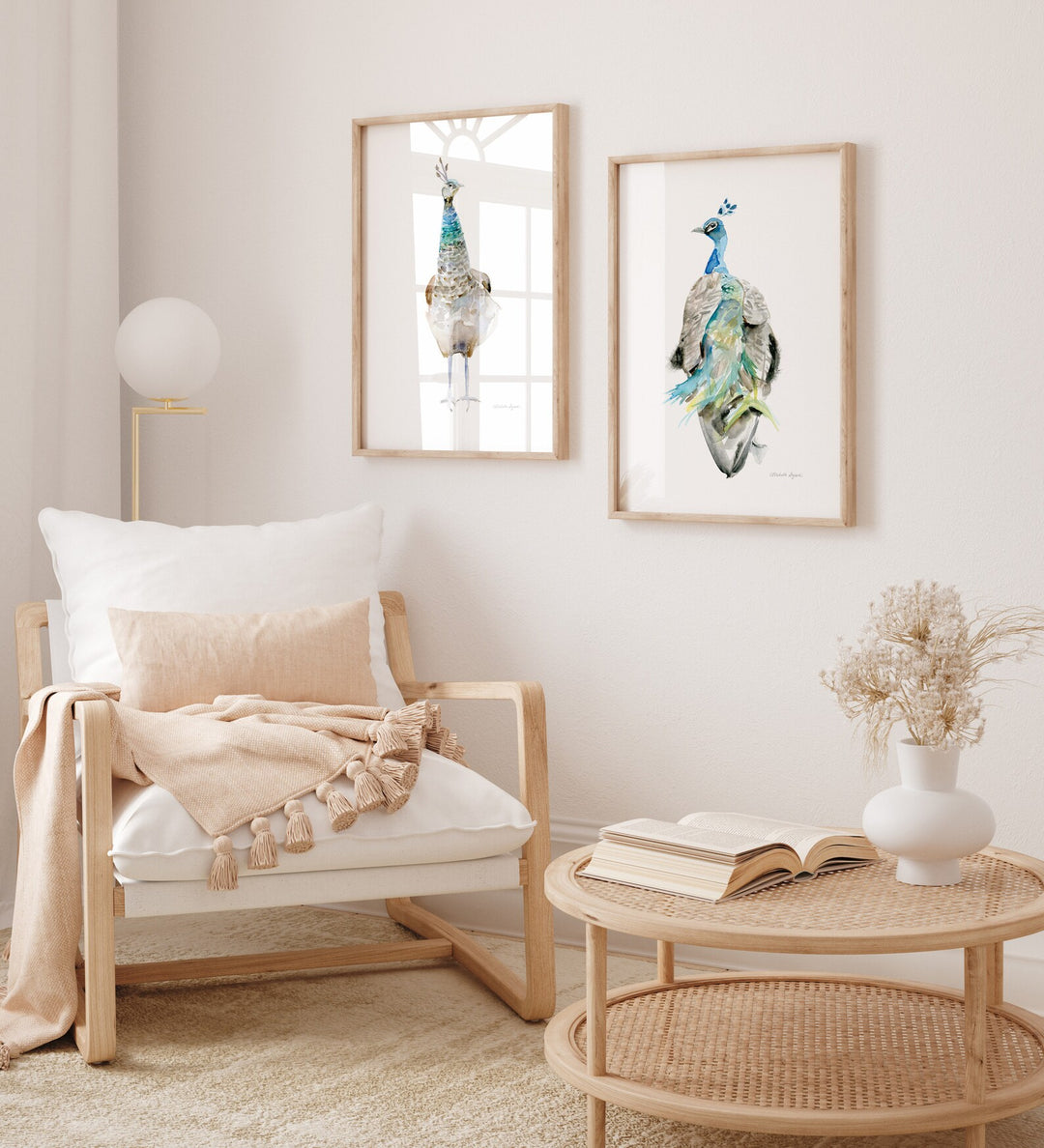 Woonkamer met pauwen kunst en beige decoratie