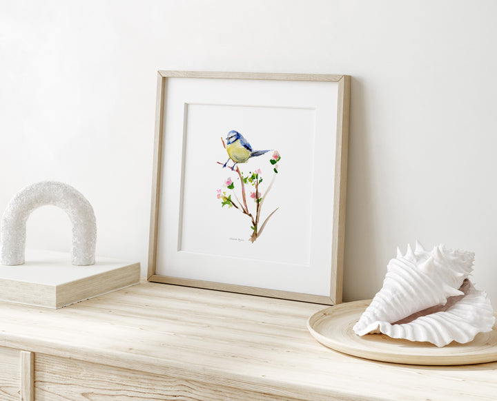 Lijst met vogelprint op tafel met schelp en decoratie