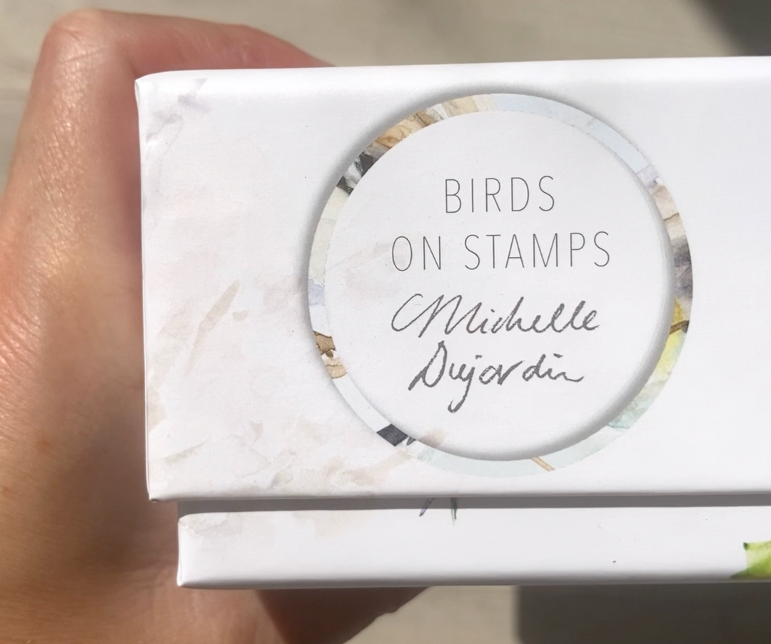 Close up van de verpakking van de legpuzzel birds on stamps