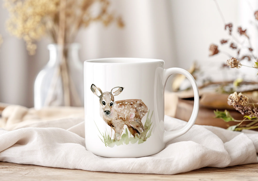 Witte mok met reekalf illustratie op tafel met decoratie