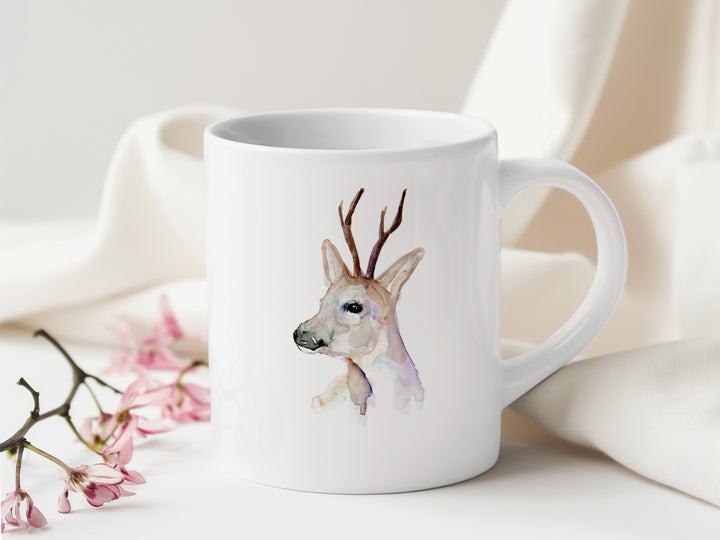 Witte mok met hert op tafel met bloemen