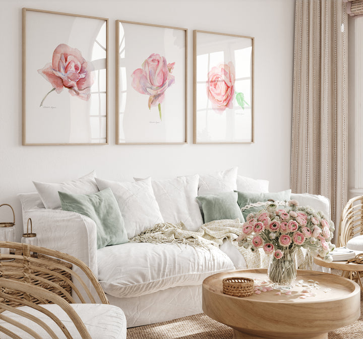 Woonkamer met rozen prints in lijsten aan de muur