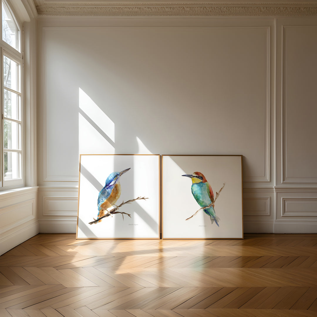 Woonkamer met houten vloer en twee vierkante vogel schilderijen in lijst