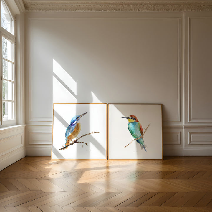 Woonkamer met houten vloer en twee vierkante vogel schilderijen in lijst