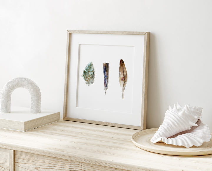 Veren print in vierkant lijstje op kastje met witte schelp