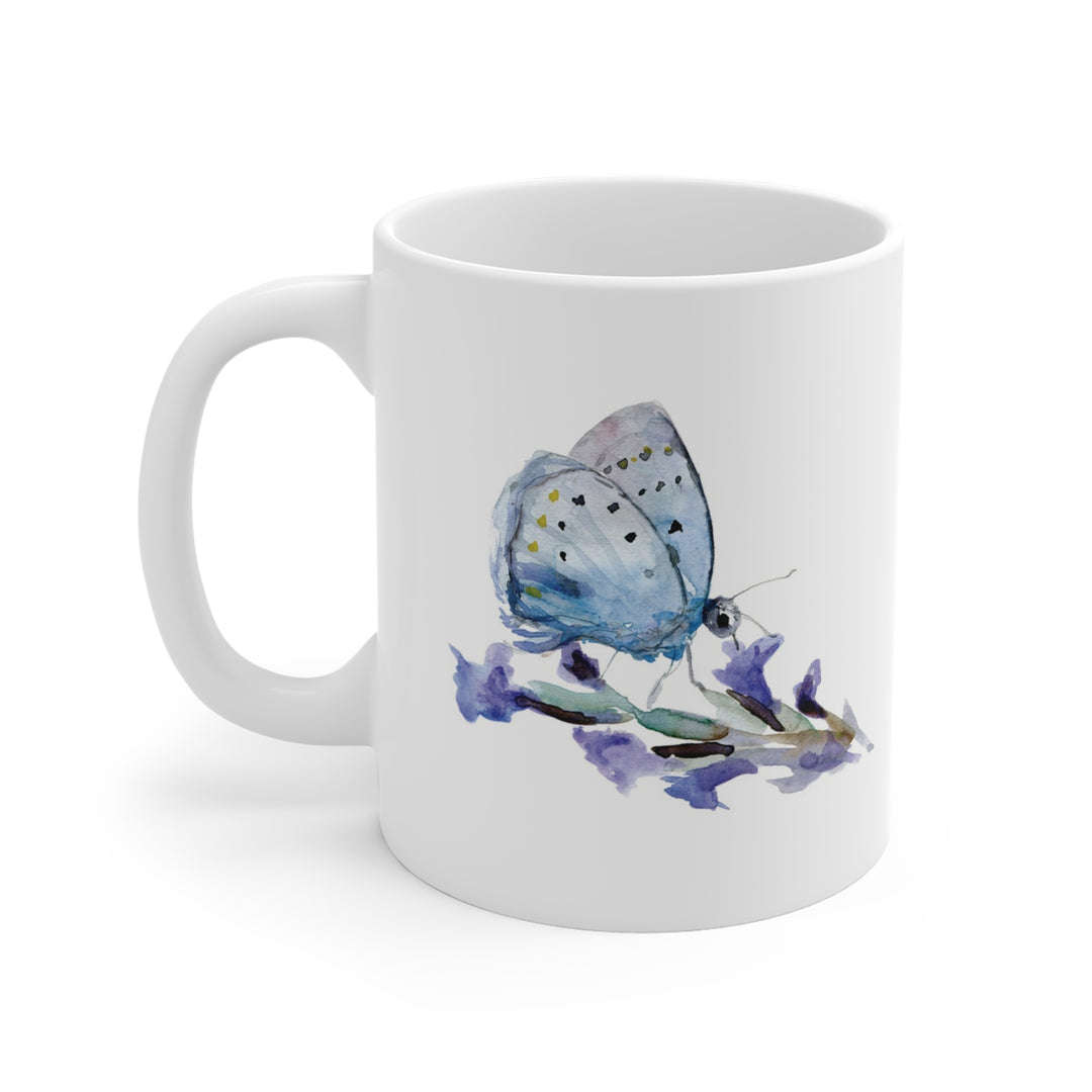 witte mok metblauwe vlinder op witte achtergrond