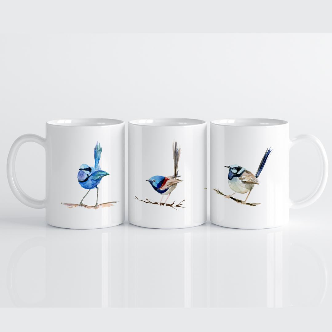 Witte mok met blauwe vogels op witte achtergond