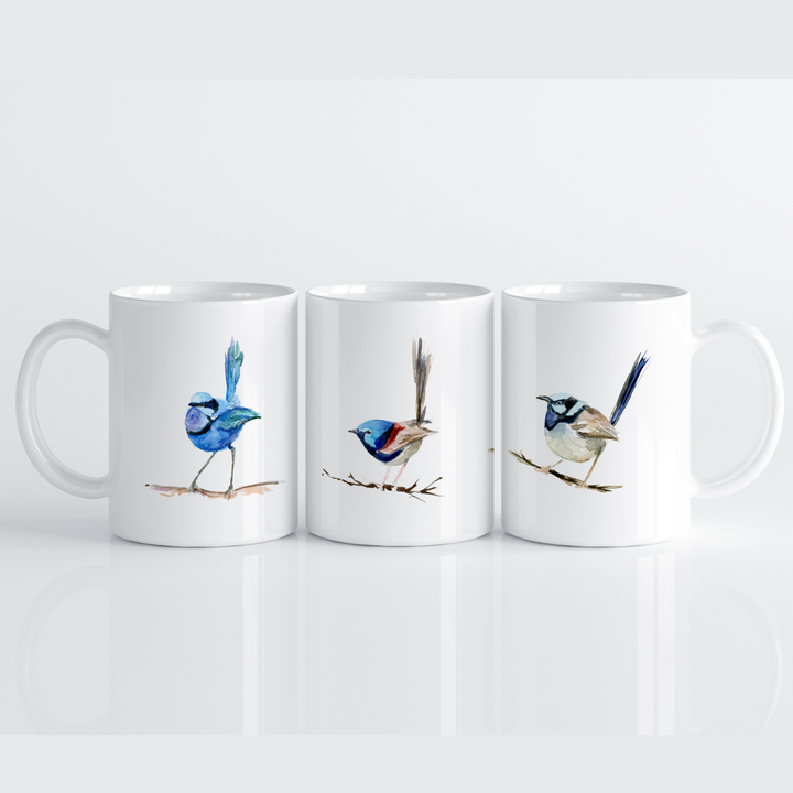 Witte mok met blauwe vogels op witte achtergond