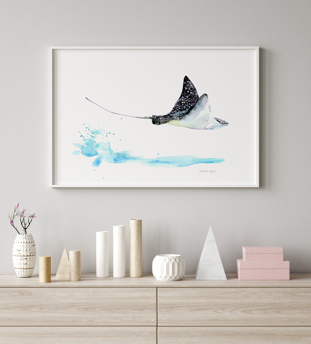 modern interieur met grote lijst en adelaarsrog schilderij