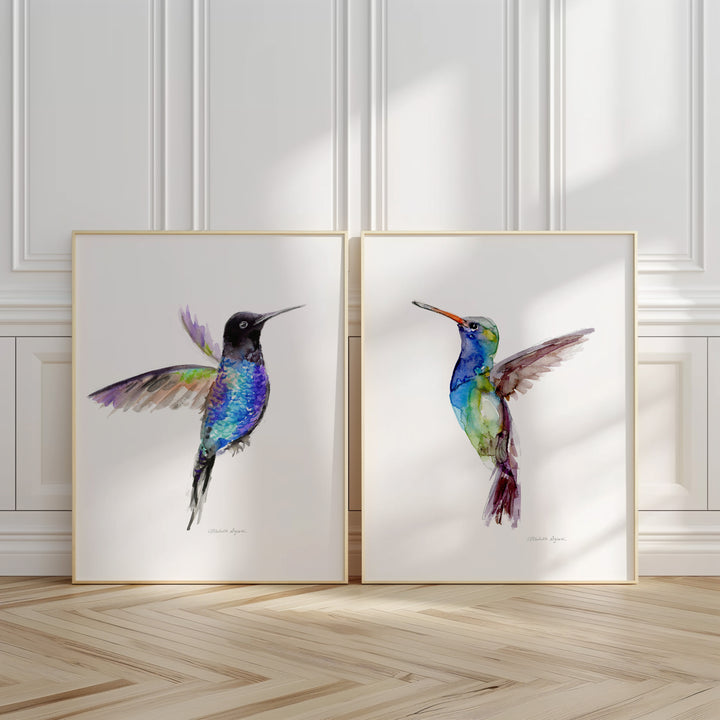 Houten vloer met grote kolibrie posters in dunne gouden lijst