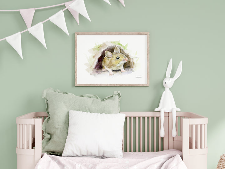 Kinderkamer met print van een muisje in een holletje met groene muur
