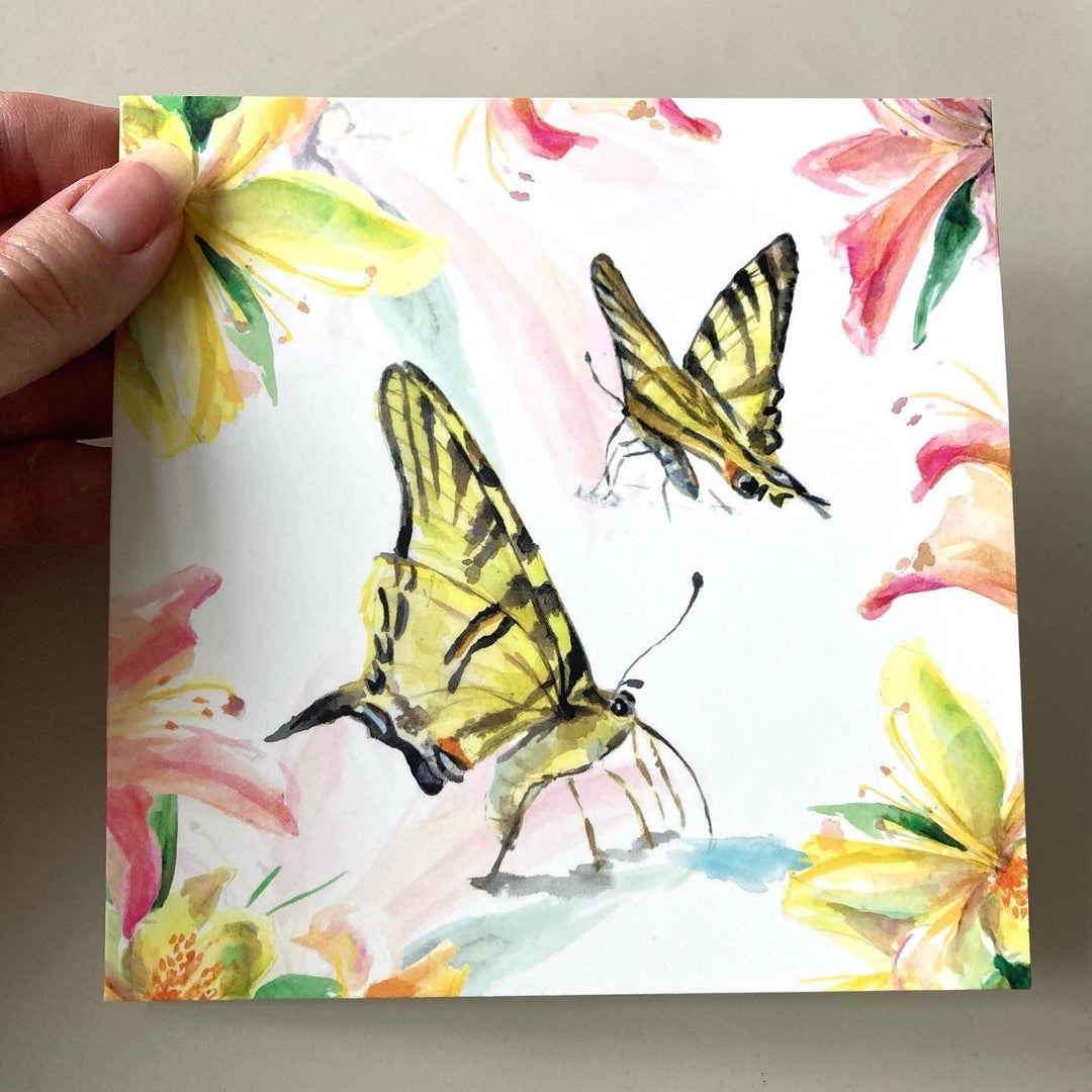 Wenskaart met twee gele vlinders en bloemen aquarel illustraties van Michelle Dujardin