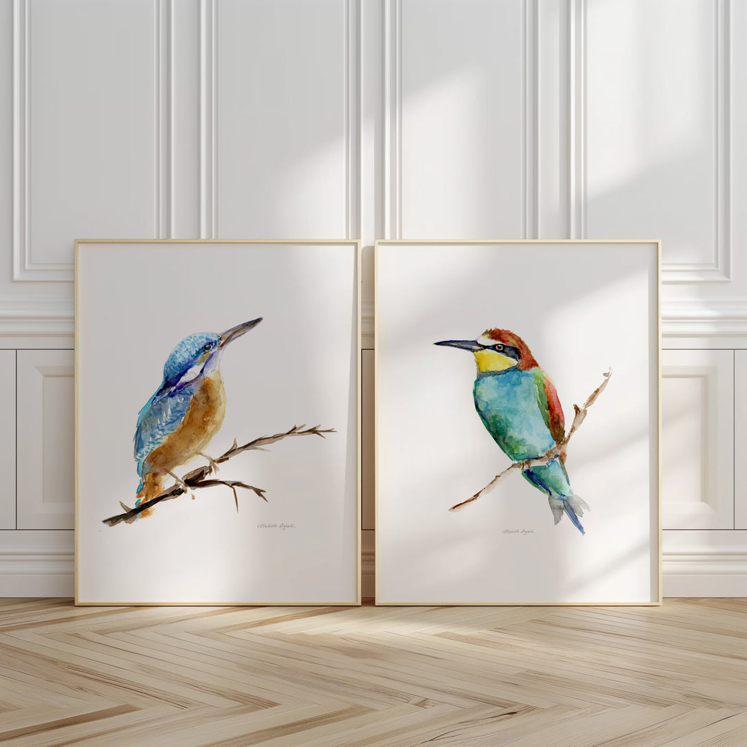 Twee tropische vogels in lijst tegen de muur