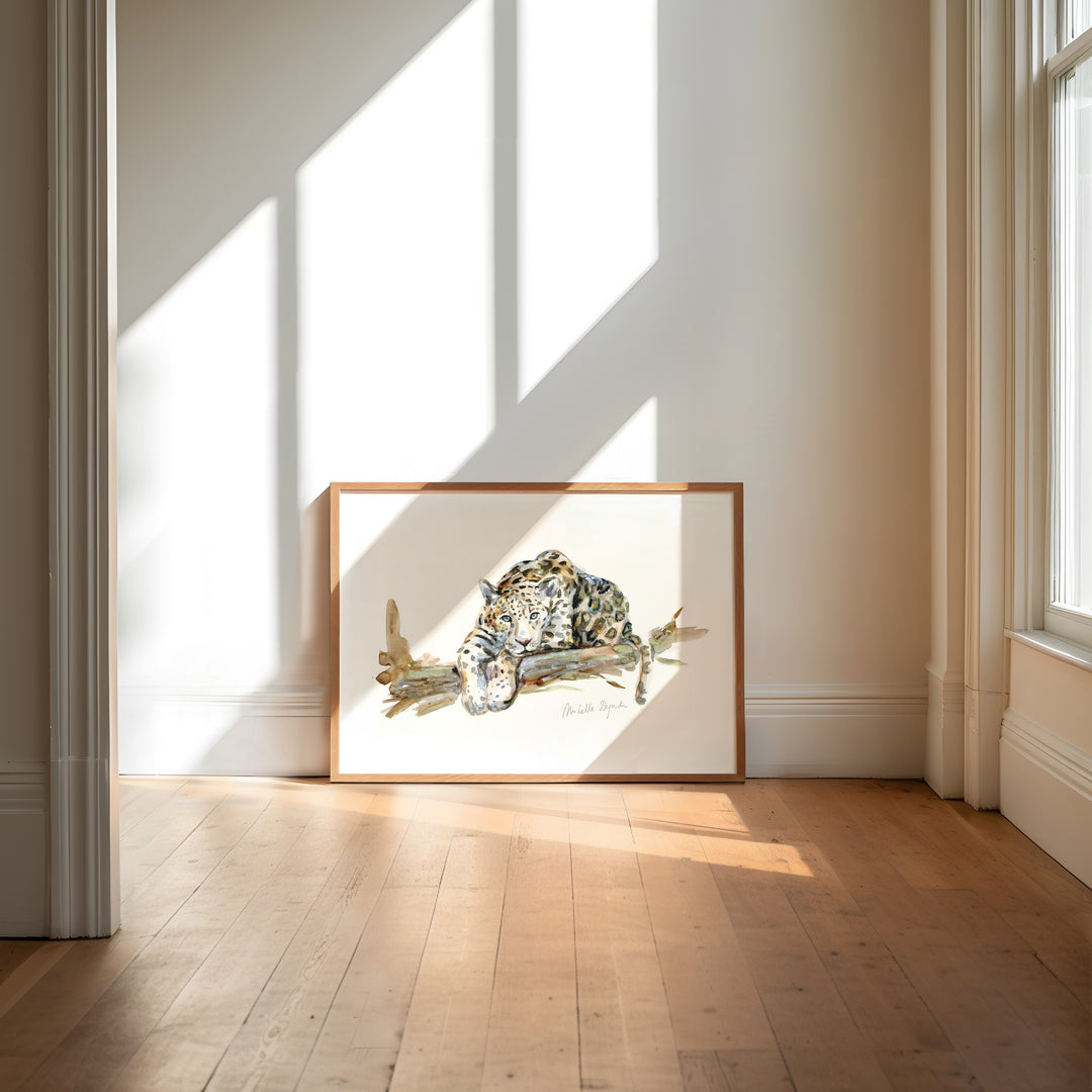 Zonnige kamer met kunstprint van jaguar ingelijst tegen de muur.