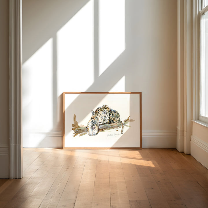 Zonnige kamer met kunstprint van jaguar ingelijst tegen de muur.