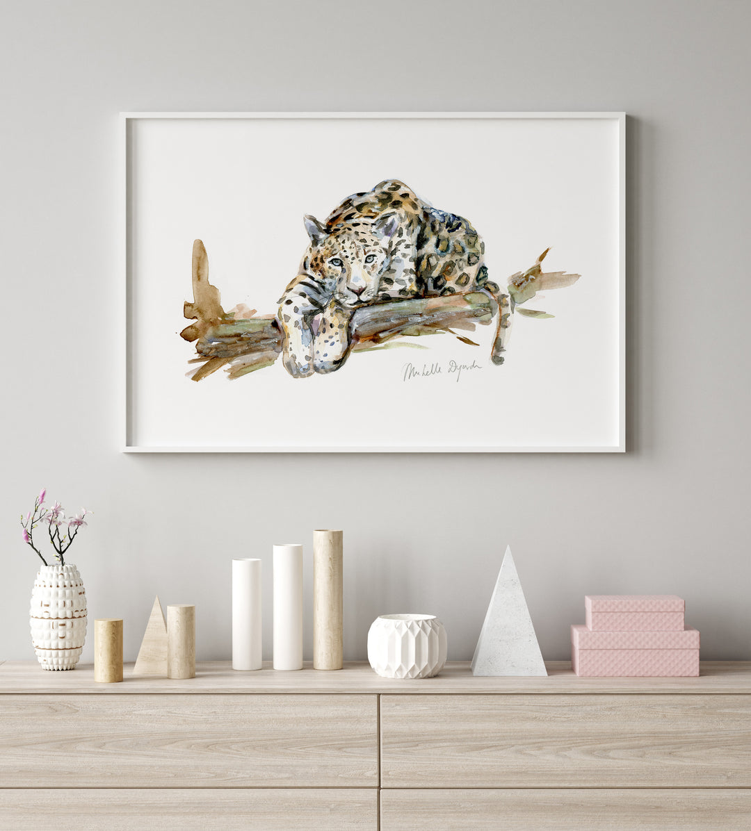 Ingelijste kunstprint van Jaguar boven kast en moderne decoratie