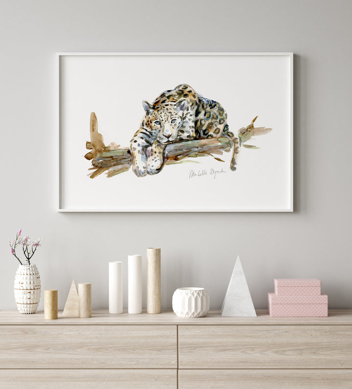 Ingelijste kunstprint van Jaguar boven kast en moderne decoratie