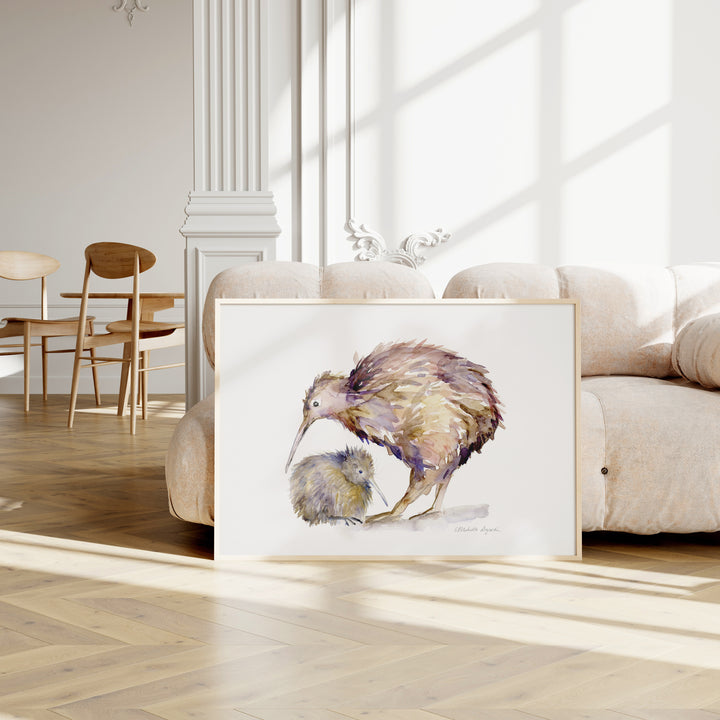 Kiwi vogel met kuiken in lijst op de grond tegen sofa