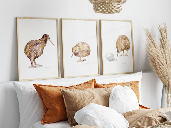 Slaapkamer met 3 kiwi vogel prints boven het bed