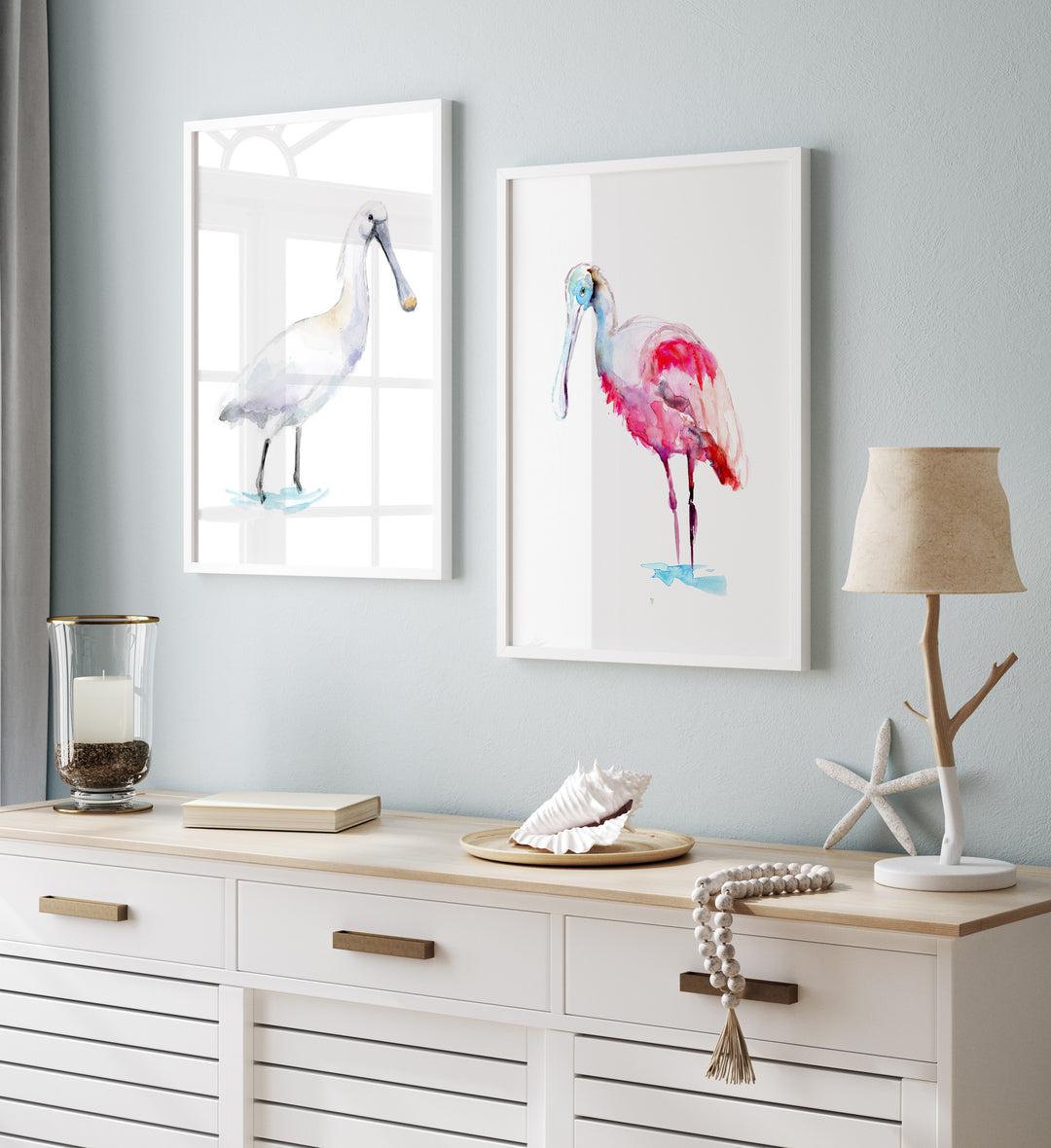 Strandhuis interieur met lepelaar kunst aan de muur